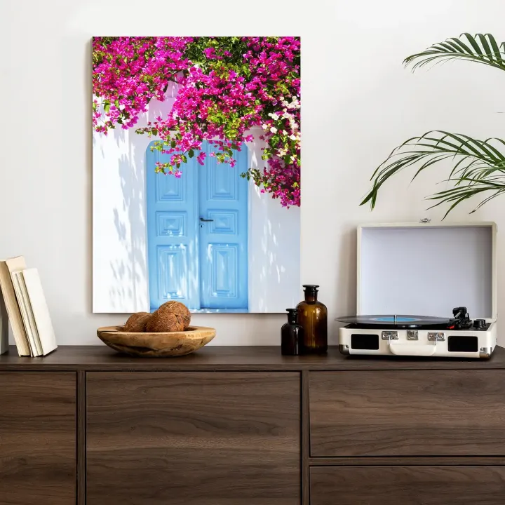 Plakat Niebieskie Drzwi i Różowe Kwiaty – Tradycyjna Grecka Architektura Cyklad