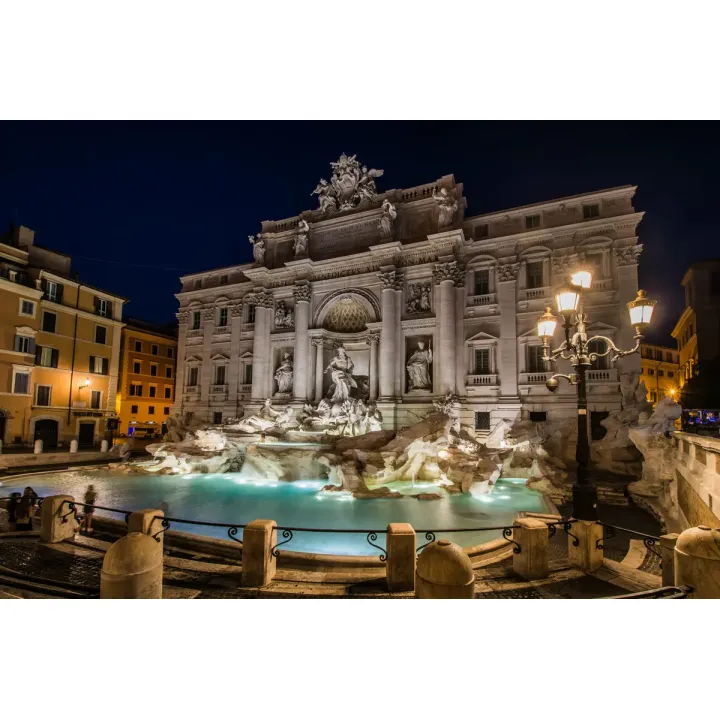 Obraz Fontanna Di Trevi – Nocna Iluminacja Rzymskiego Zabytku – produkt