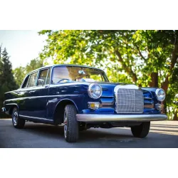 Obraz Klasyczny Samochód – Styl Retro i Elegancja Motoryzacji