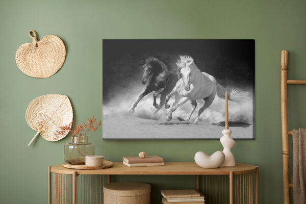 Obraz Na Płótnie Konie W Czarno-Białej Odsłonie - aranżacja mieszkania