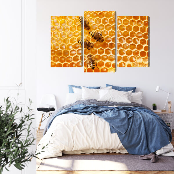 Obraz Wieloczęściowy Pszczoły Na Plastrze Miodu - wzór na obrazie