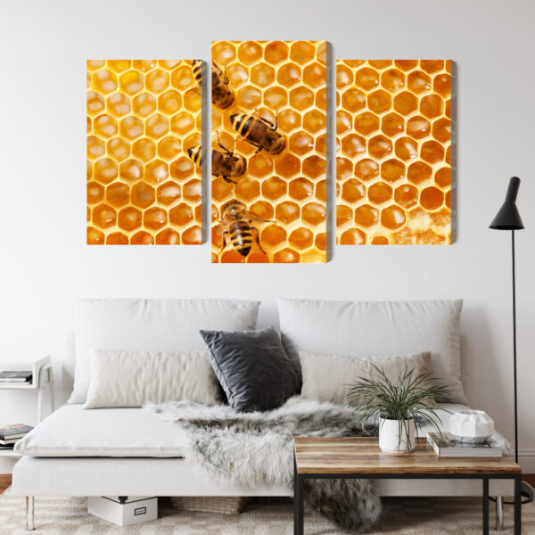 Obraz Wieloczęściowy Pszczoły Na Plastrze Miodu - aranżacja salon
