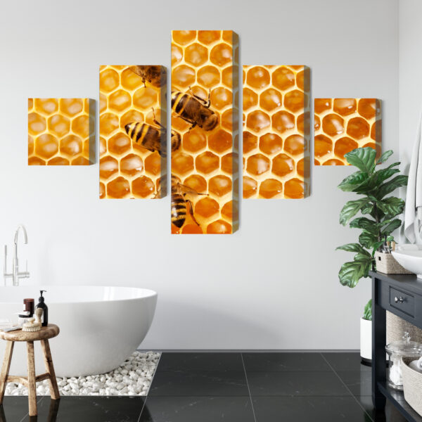 Obraz Wieloczęściowy Pszczoły Na Plastrze Miodu - aranżacja mieszkania