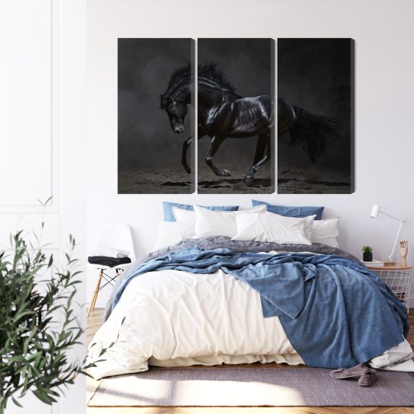 Obraz Wieloczęściowy Czarny Koń W Galopie - wzór na obrazie